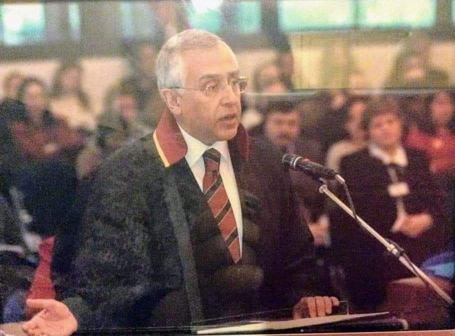 Vefatının 19. yılında Av. Dr. Şükrü Alpaslan üstadımı saygıyla, rahmetle anıyorum. 
Bu fotoğraf AİHM’de Öcalan davasında Türkiye’nin avukatlığını yaparken çekilmişti.