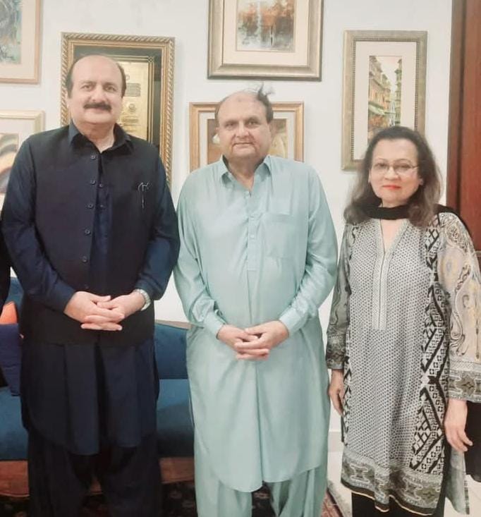 ثمینہ اقبال قاسم ۔۔۔۔ ایک عہد ساز شخصیت

معروف مصنفہ اور تعلیم دان اس دنیا سے رخصت ہو گئیں۔ مرحومہ کے انتقال کی خبر سن کر دل رنجیدہ ہے۔ میرا ان کے خاندان سے تعلق سالوں پر محیط ہے، میں نے ہمیشہ ان کو پاکستان کے لیے فکر مند ہوتے اور ہمیشہ مثبت کردار ادا کرتے دیکھا ہے۔ بلاشبہ پارٹی