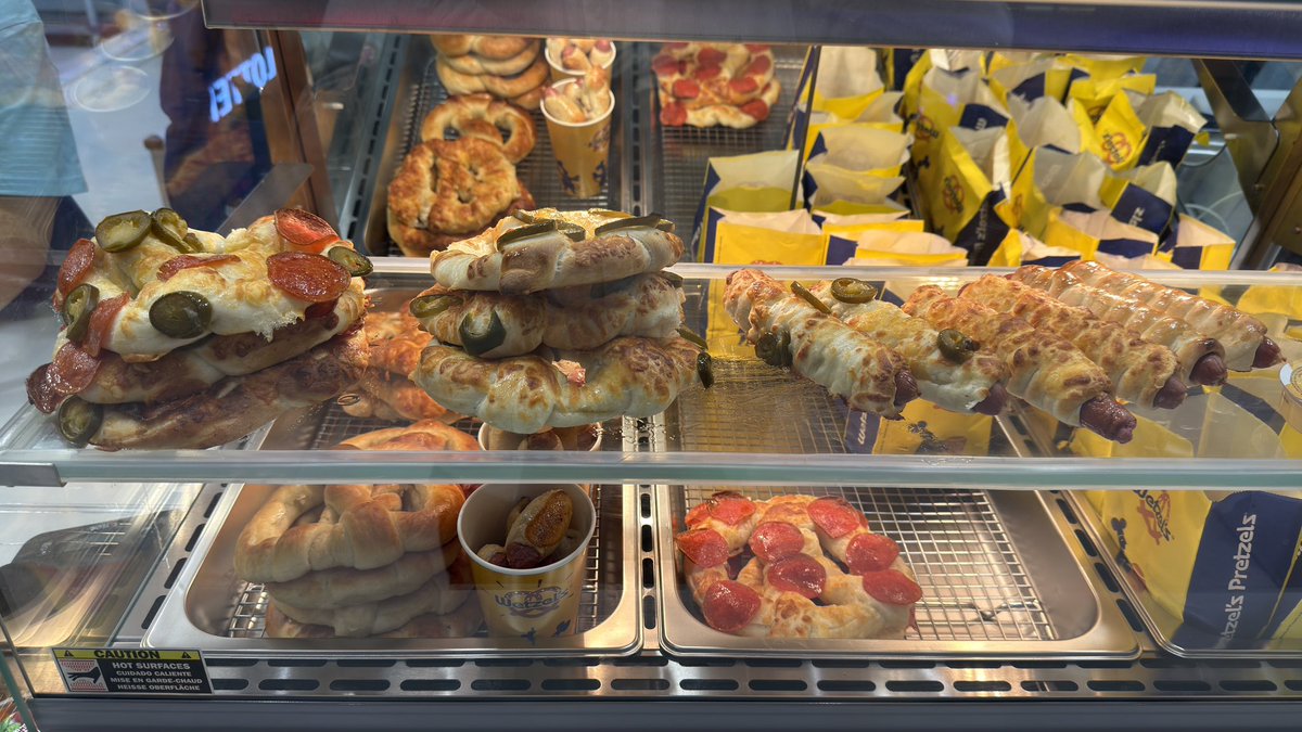 Эхнэрийн маань үеэл дүү нар нь Wetzel’s Pretzelz ийг Монголд оруулж ирэн анхны салбараа нээж байгаа юм байна. 
Өнөөдөр Soft Opening болж, уригдан ирж амталгаа хийж үзлээ 
Яг л Америкт байгаа мэт. 
Америкаас 2 мэргэжилтэн ирж, сургалт явуулж, Grand Opening нь маргааш болох юм