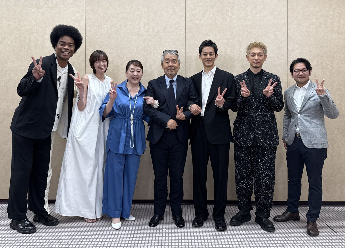 ／
　映画『#父と僕の終わらない歌』
　公開初日舞台挨拶🎊
　まもなくスタートです✨
＼

登壇前の皆さんをパシャリ📸

#父僕 映画館で上映中🚙｡.｡:+✧