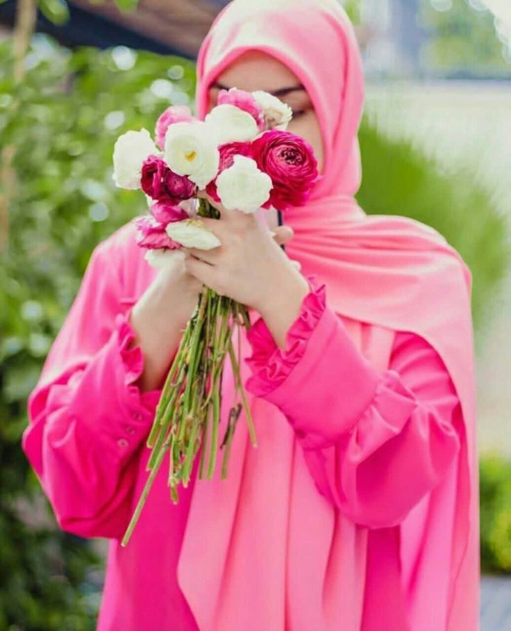 #جمعة_مباركة 
اللهم إن  كثرت  ذنوبنا  فاغفرها وإن  ظهرت عيوبنا فاسترها وإن زادت همومنا  فأزلها وإن ضلت نفوسنا فردها إليك ردا جميلا بلطفك وكرمك. 
اللَّهُمَّ صَلِّ عَلَى سَيِّدِنَا مُحَمَّدٍ ﷺ
#طابت_جمعتكم 
#نورا