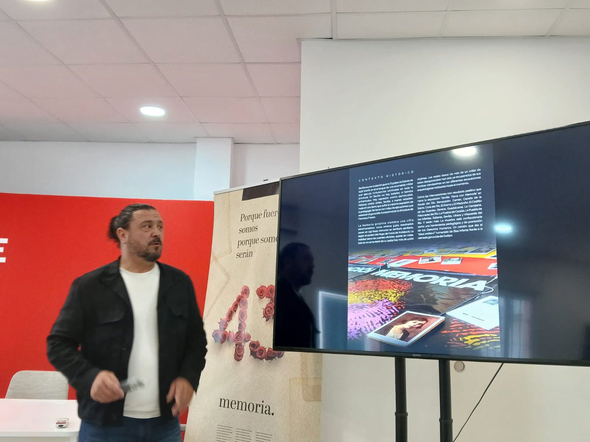 🌹Tarde de #MemoriaDemocrática en la casa del pueblo de #Tomares. Ser capaces de leer las páginas más oscuras de nuestra historia reciente como garantía de no repetición. Verdad, justicia y reparación.