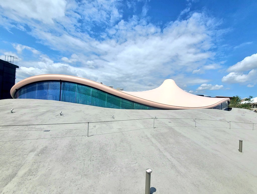 「建物は前のポストの赤い鱗の球体みたいなフィリピンパビリオンの建物が一番好き。どこ」|樋口橘@「シャンピニオンの魔女」マンガparkで連載中🍄7巻発売中🍄のイラスト