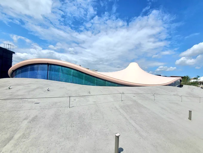 建物は前のポストの赤い鱗の球体みたいなフィリピンパビリオンの建物が一番好き。どこ見ても楽しい建築物ばかり。 
