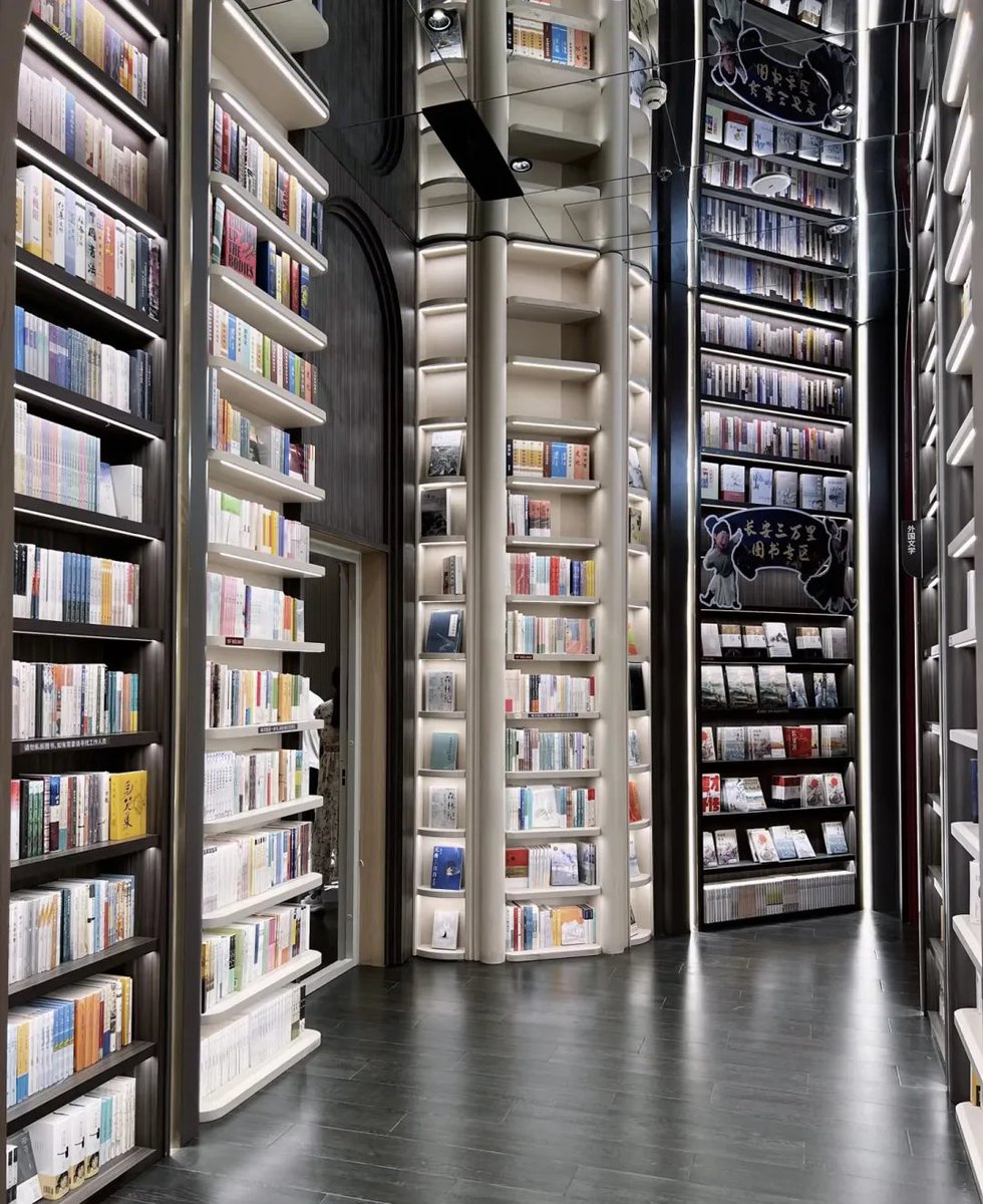 #Shandong #Zibo's first immersive themed tourism block just opened at Zhongshuge Bookstore of Haidai Building👐👐!

Wander through vibrant markets blending ancient #culture with modern fun, and dive into the magical labyrinth-liked #bookstore. 📚 Perfect for culture lovers and