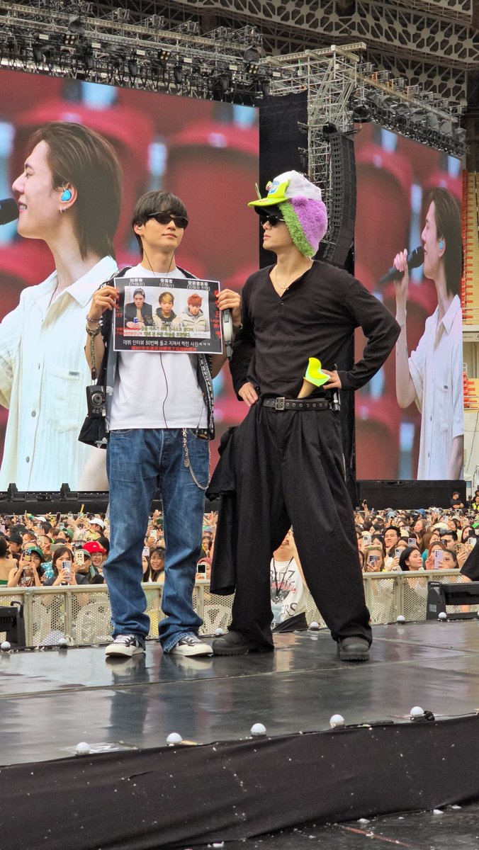 YingLadyrot's tweet photo. อยู่ข้างๆๆกันเสมออ ไม่ต้องห่วงซึนนี่ของพี่แจบอม  🫠🫠

#JAYB #Jacksonwang #Bson https://t.co/t9QNZj2npe