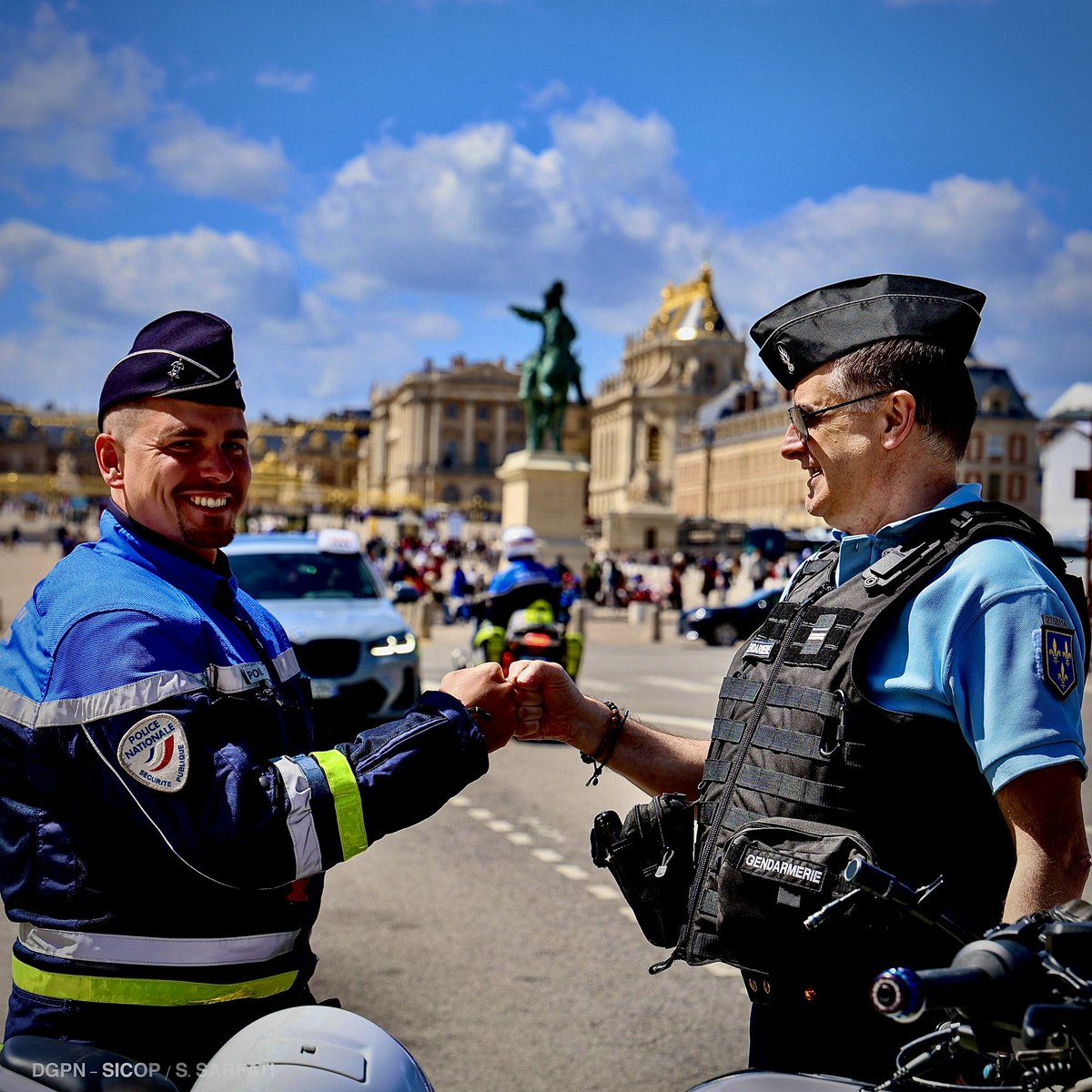Police nationale (@policenationale) on Twitter photo #FêteDesVoisins | Avec la <a href="/Gendarmerie/">Gendarmerie nationale</a>, c’est sûr ! Aucun trouble de voisinage ! 🔵🚨 #FêteDesVoisins | Avec la <a href="/Gendarmerie/">Gendarmerie nationale</a>, c’est sûr ! Aucun trouble de voisinage ! 🔵🚨