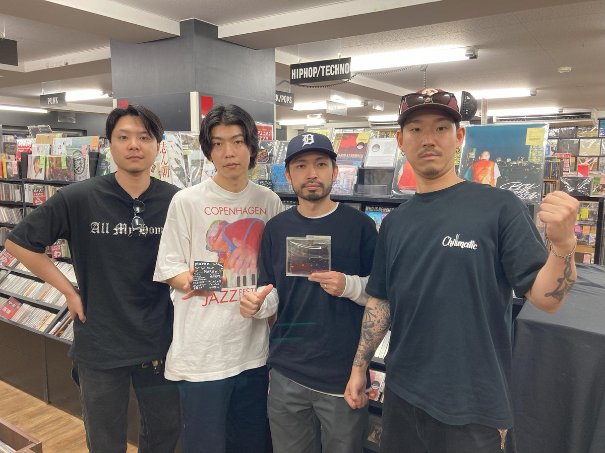 diskunion_dbb's tweet photo. 【アーティスト様ご来店】

1stフルアルバムをリリースされたばかりのmarbh様ご来店❤️‍🔥❤️‍🔥

手書きのポップもいただきました✨⭐️
バンドルーツであるグランジを軸に、エモやパンクの要素を融合させたサウンドスケープ⚡️必聴です🔥

@_marbh 
https://t.co/jDJpS8Fzhx https://t.co/YDmyMPhWPk