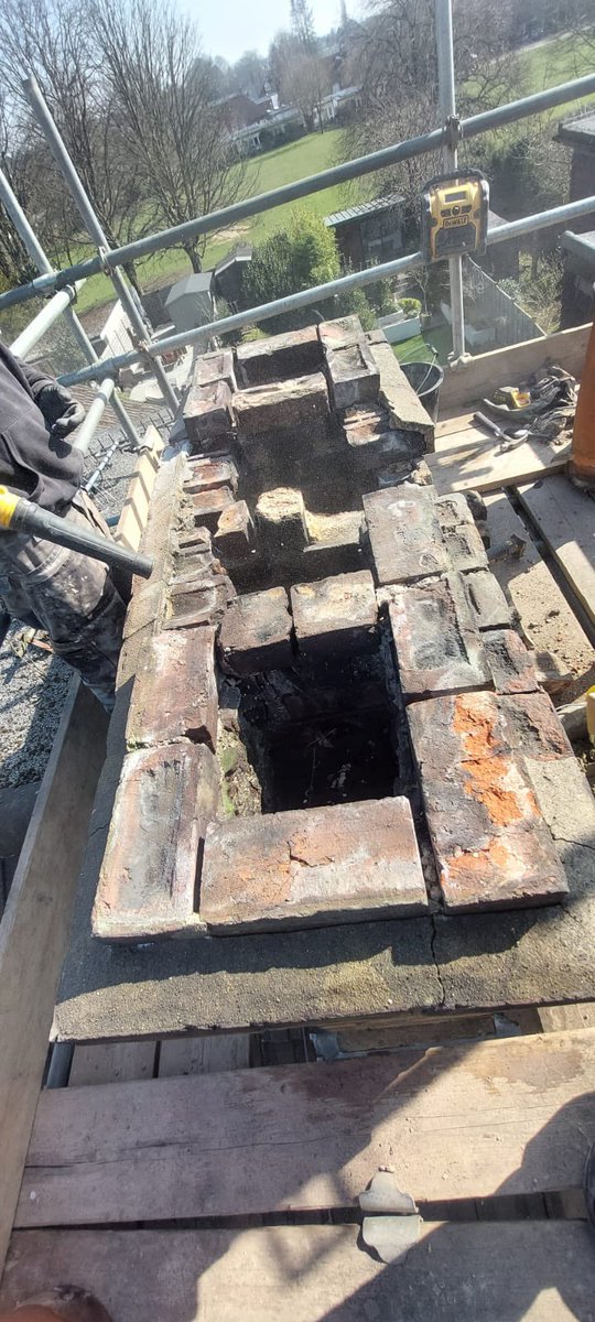 mrbroofing's tweet image. Good morning the sunshine is shining that could only mean one thing a good day for roofing and chimney works 😁  ☀️ Happy Friday #chimneyrepairs #hertfordshire #stalbans #roof #FamilyBusiness #HappyFriday