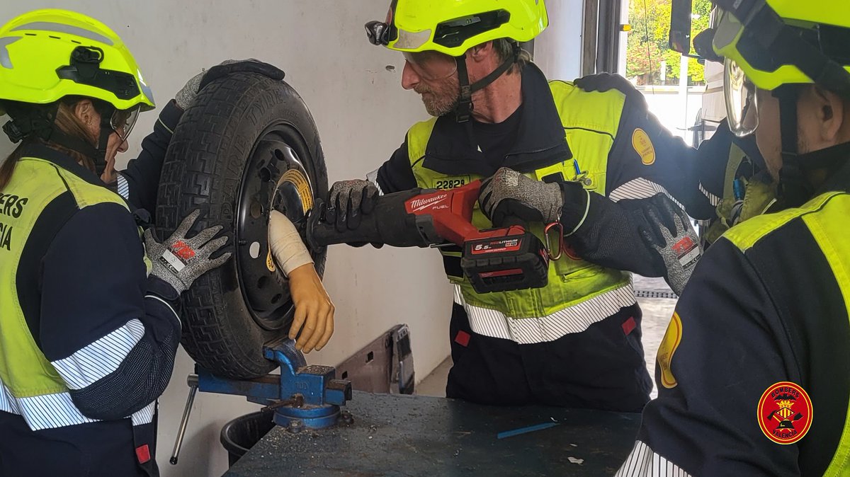 bomberosvlc's tweet image. 🚒 Pràctica d’excarceració 🚨 accident de trànsit
Davant un sinistre viari, cada intervenció és diferent. Ens podem trobar amb múltiples tipus d’atrapaments que requerixen una avaluació ràpida i una actuació precisa
👩‍🚒👨‍🚒
@AjuntamentVLC 
#Formacióvlc
