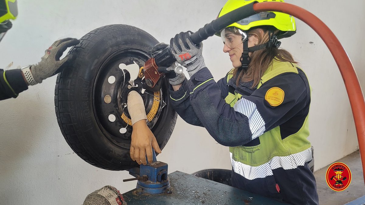 bomberosvlc's tweet image. 🚒 Pràctica d’excarceració 🚨 accident de trànsit
Davant un sinistre viari, cada intervenció és diferent. Ens podem trobar amb múltiples tipus d’atrapaments que requerixen una avaluació ràpida i una actuació precisa
👩‍🚒👨‍🚒
@AjuntamentVLC 
#Formacióvlc