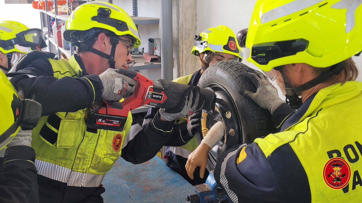 bomberosvlc's tweet image. 🚒 Pràctica d’excarceració 🚨 accident de trànsit
Davant un sinistre viari, cada intervenció és diferent. Ens podem trobar amb múltiples tipus d’atrapaments que requerixen una avaluació ràpida i una actuació precisa
👩‍🚒👨‍🚒
@AjuntamentVLC 
#Formacióvlc