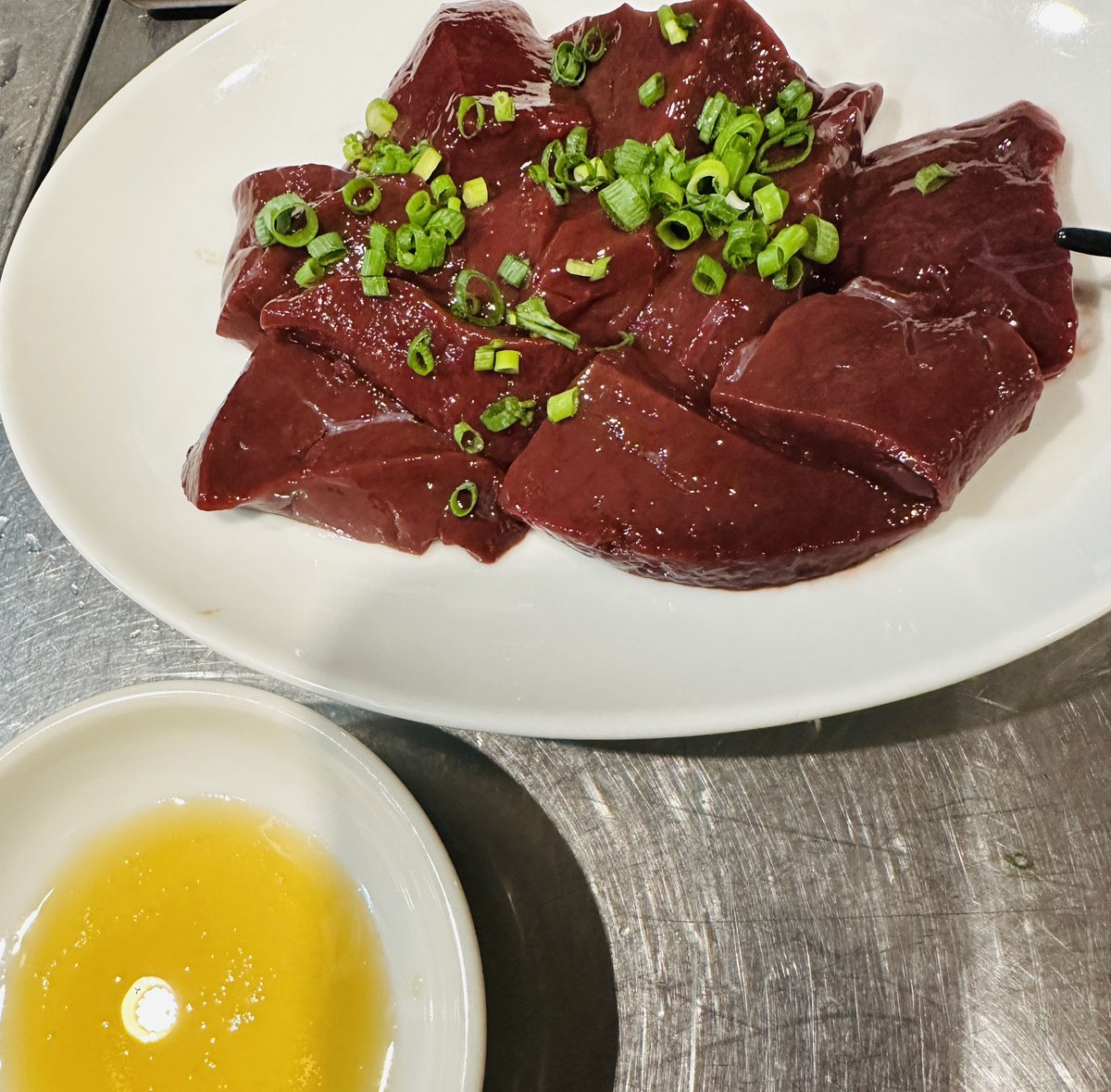 sub929292M's tweet photo. つまみ食いを極めし者

#生レバー
#つまみ食い
#ゆるやかな日々 https://t.co/bbiOW8ZDP4