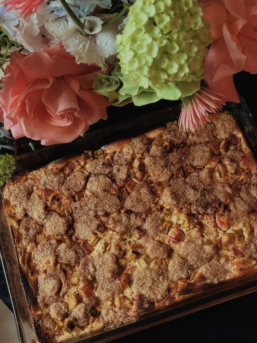 Lietainās dienas uzdevums-vismaz uz pusi vairāk rabarberu, kā mīklas,daudz sviesta un cukura🐭 Pa retam taisu kko veselīgu, tāpēc šis bija pilnīgs freestyle.😁 un lai neizgāztos izmēģināju paņemt gatavo “ātrās kūkas” <a href="/DobelesDzirnavn/">Dobeles dzirnavnieks</a> mīklu, viss izdevās un 2/3 kūkas jau nav 😁