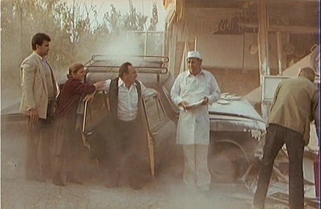 El actor Velimir Zivojinovic está gafado el pobre. En Tri (1965) se pasa media película huyendo desesperado de los nazis, para que luego en El espía de los Balcanes (1984) un coche arrolle su puesto de empanadas.