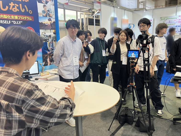 ichicom1's tweet photo. 【e-messe体験レポート🎥】
今度は学生さんにも動画制作を
体験していただきました✨
初めてのキャスター体験にドキドキ…?
でも楽しんでいただけたようで何よりです😊
イチコンブースでは、どなたでも気軽に参加OK!
動画の裏側、のぞいてみませんか?📺
#emesse
#金沢 https://t.co/vVKxEYAaBL