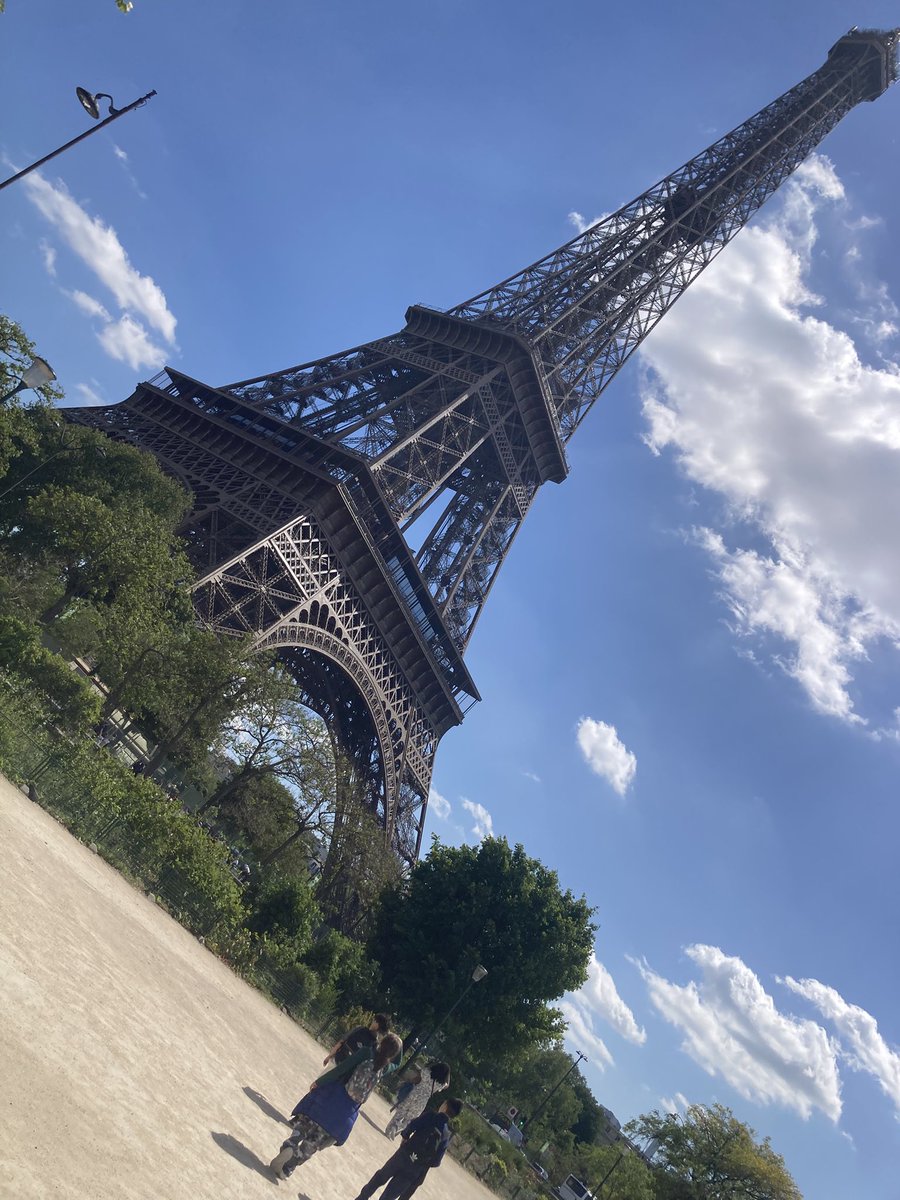 La découverte de Paris continue pour les élèves du collège Pestalozzi avec les binômes du <a href="/Clg_Ronsard/">ClgRonsard_Montmorency</a> de <a href="/Montmorency_95/">Ville de Montmorency</a> : Louvre, Orangerie, Champs Élysées et Tour Eiffel au programme <a href="/EUErasmusPlus/">Erasmus+</a> <a href="/DareicV/">DareicVersailles</a>