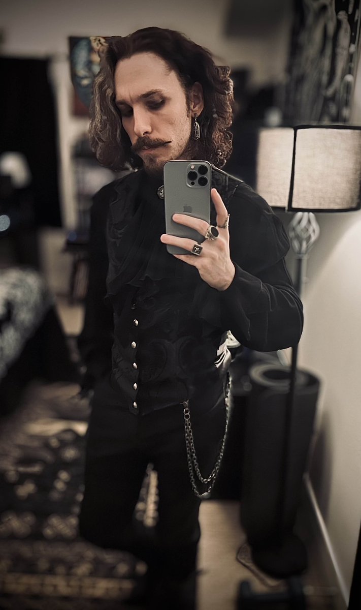 Happy World Goth day! 🖤🧛‍♂️💜