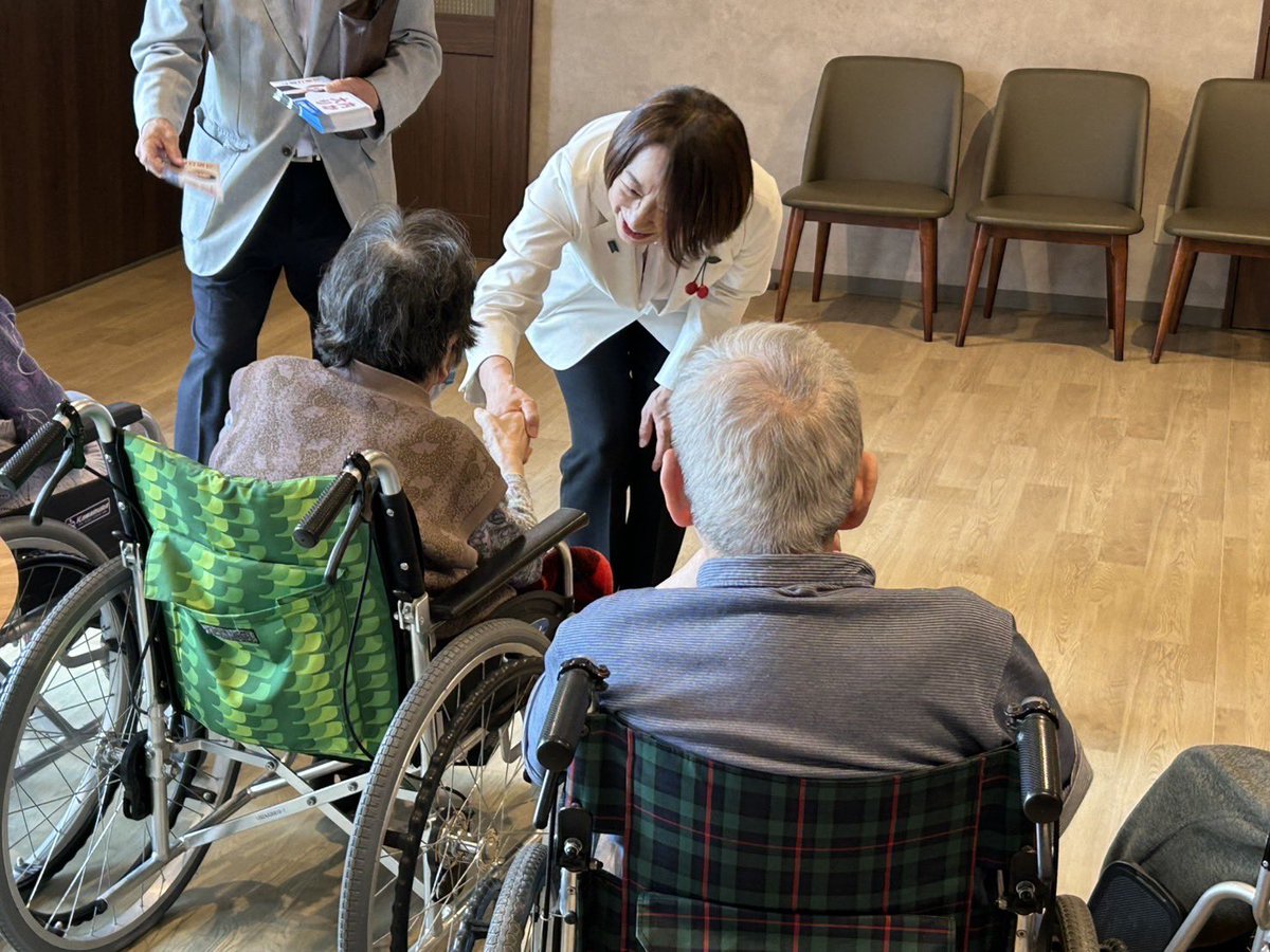 今日は天童市。
福祉施設にお伺いしました。

祖父のことを覚えてくださっている方々がいました。
「娘じゃない、孫です。」
「頑張れ」と固く握った手が離れない。

介護士さんや介護事業者さんの環境改善を含め、高齢者や障がいを持つ皆様が安心して暮らすことができる山形県の為に力を尽くします。