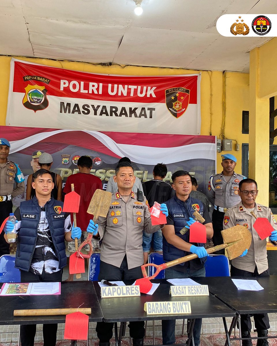 TSiattinge's tweet photo. Polda Papua Barat (Papbar) melalui Polres Kaimana berhasil mengungkap praktik penambangan emas tanpa izin di wilayah Distrik Teluk Etna, Kaimana, Papua Barat. Dari hasil pengungkapan, Kepolisian berhasil mengamankan lima orang pelaku penambangan emas tanpa izin. https://t.co/fqc7d8SVgv