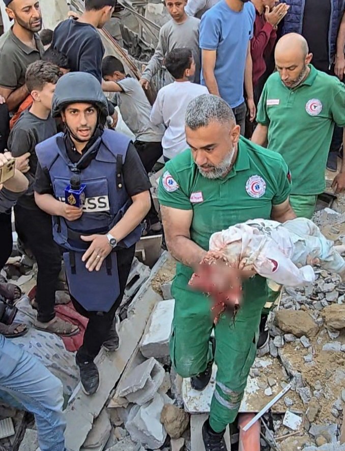 أطفالٌ بلا ذنب، أرواحٌ تزهق تحت أنقاض القهر
لا صوت يُسمع، ولا عدل يُرى
العالم يُدير وجهه، وكأننا لم نكن."
هذه الطفلة تم إخراجها قبل قليل بلا رأس بعد مجزرة إسرائيلية بحق عائلة دردونة في مدينة جباليا البلد شمال قطاع غزة راح ضحيتها أكثر من 50شهيدا معظمهم أطفال ونساء