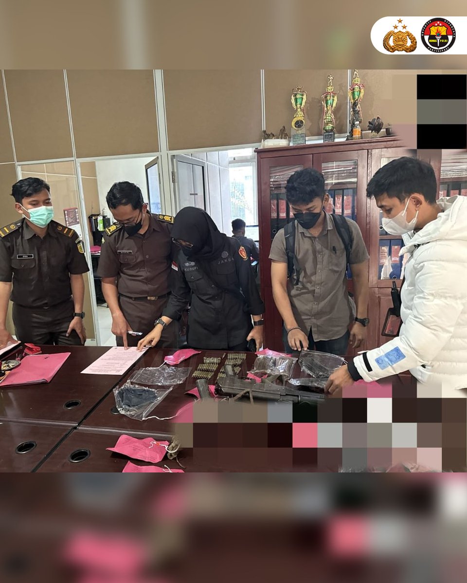 TSiattinge's tweet photo. Satgas Gakkum Operasi Damai Cartenz 2025 resmi menyerahkan tersangka Aske Mabel beserta barang bukti kepada Kejaksaan Negeri Wamena, Rabu (21/5). Tersangka diketahui terlibat kasus pencurian dengan pemberatan dan kepemilikan senjata api ilegal. https://t.co/uYjV6dVk9T