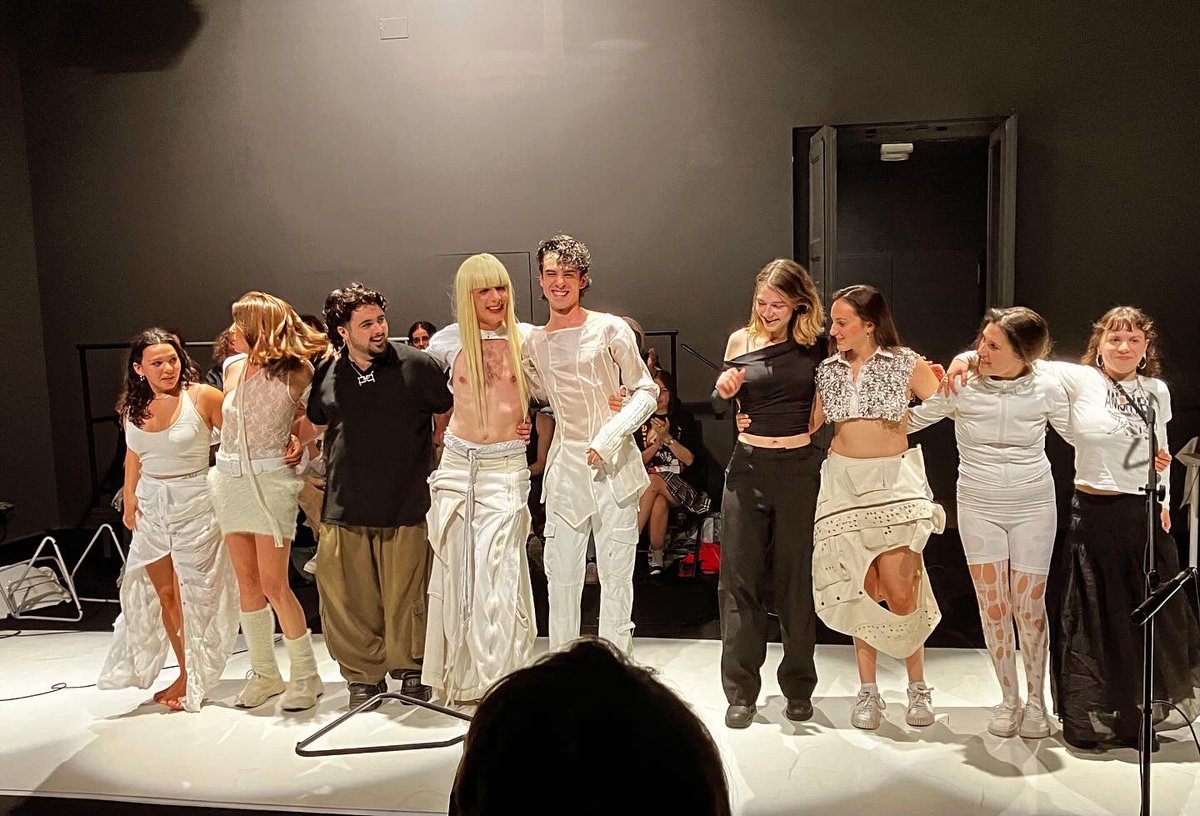 josep solervicens (@jsolervicens) on Twitter photo una proposta creativa i refrescant que no és teatre postdràmatic ni poesia ni música clàssica ni electrònica, però de tot lo mudable és harmonia nova: #elsenyoooors de <a href="/juncomora1/">Jun Komura</a> musicats, dramatitzats i mutats en #perlomudable a <a href="/daualsecarts/">Dau al Sec Arts Escèniques</a> (per a amants del talent emergent) una proposta creativa i refrescant que no és teatre postdràmatic ni poesia ni música clàssica ni electrònica, però de tot lo mudable és harmonia nova: #elsenyoooors de <a href="/juncomora1/">Jun Komura</a> musicats, dramatitzats i mutats en #perlomudable a <a href="/daualsecarts/">Dau al Sec Arts Escèniques</a> (per a amants del talent emergent)