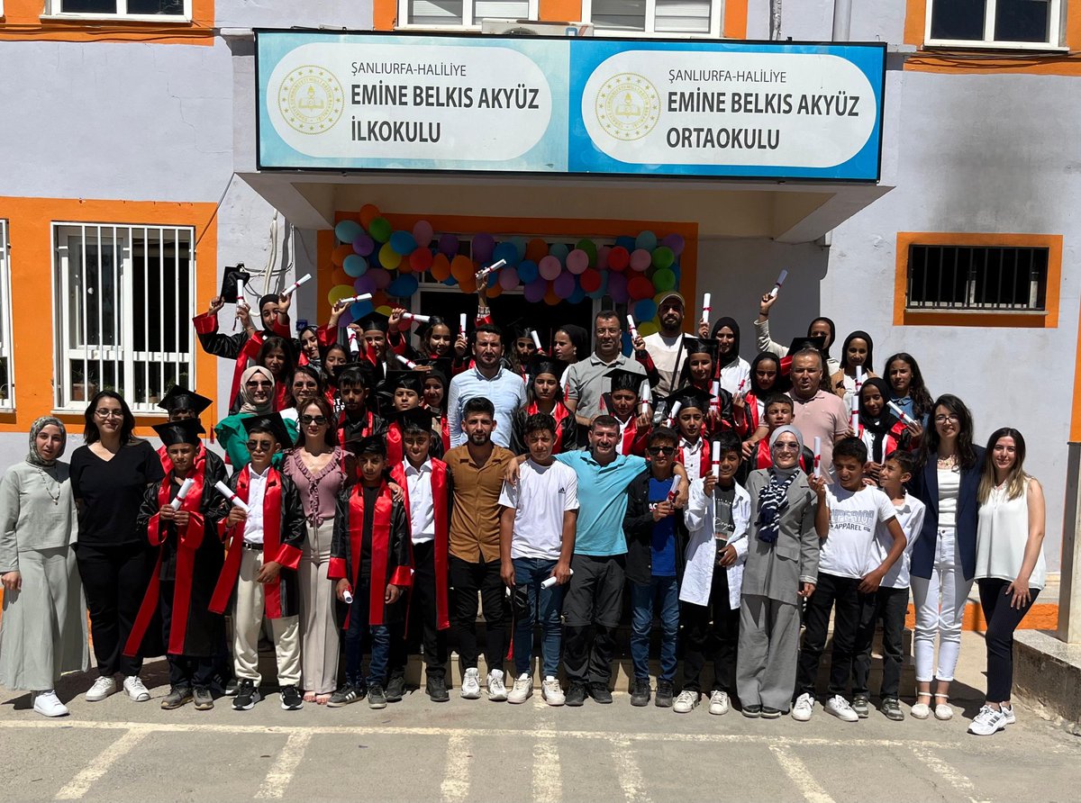 Mezuniyet Törenimizde öğrencilerimizi uğurlarken; hem gururlandık hem duygulandık.Gönlümüzden geçen tek şey: Yolunuz hep aydınlık, kalbiniz hep umut dolu olsun.
Her birinize hayat boyu başarı, sağlık ve mutluluk diliyoruz.
Hoşça kalın çocuklar, biz hep buradayız… <a href="/HaliliyeMem/">Haliliye İlçe Milli Eğitim Müdürlüğü</a>