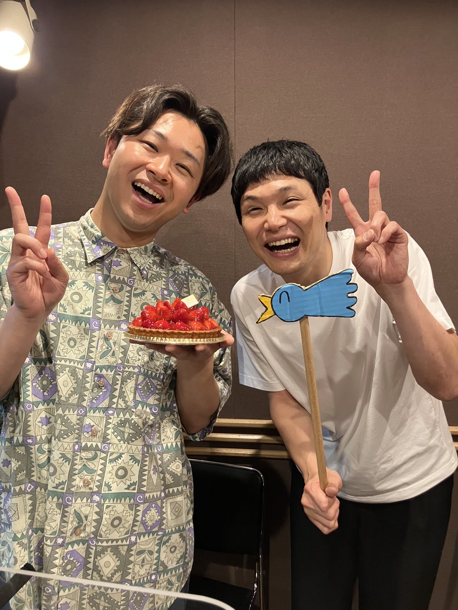 mouchu_sbc21's tweet image. ハッピーバースデー #原田フニャオ さん
収録日が誕生日でした🎂
#おラジオ中 でお祝い!
いい一年になりますようーに!✨
収録の様子はあす24日(土)よる9時半~
#もう中学生
#もう中学生のおラジオ中
#ヤジマリー
#ふつおた歓迎