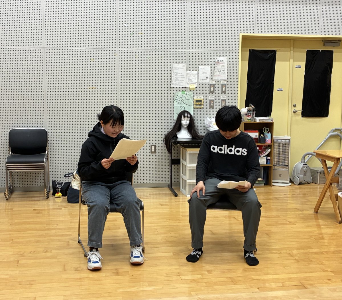【木曜日の活動】
演技指導3回目！ジェスチャー伝言ゲームをしました。
相手の動きからお題を考え自分の身体で表現し相手に伝える。終始爆笑しながら演技で大切な表現力を鍛えました！
来週から白樺祭に向けて準備していきます💪
今回も演技指導ありがとうございます🙇‍♀️
