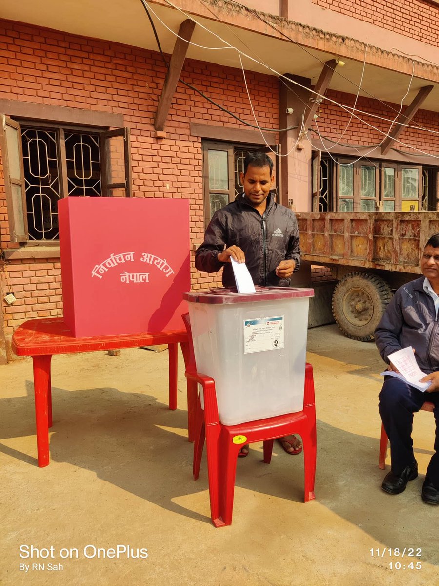 देश डुबाउने पार्टी नेपाली कांग्रेस र नेपाल कम्युनिष्ट पार्टी एमाले नै हो! मैले जीवणमा इ दुई मुख्य पार्टीलाई कहिले मतदान गरेन! #File_image