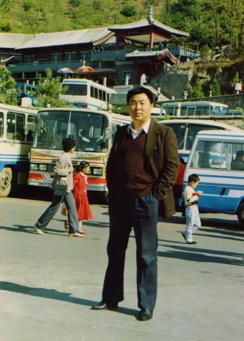 22 路建国
#八九民运 #六四屠杀 路建国，40岁，北京市旅游局司机。1989年6月3日夜晚11点，在二七剧场路三里河商场附近，左胸被戒严部队士兵用炸子射中，死于阜外医院。
路建国 男，40岁，北京市旅游局司机。家庭所在地：北京市。