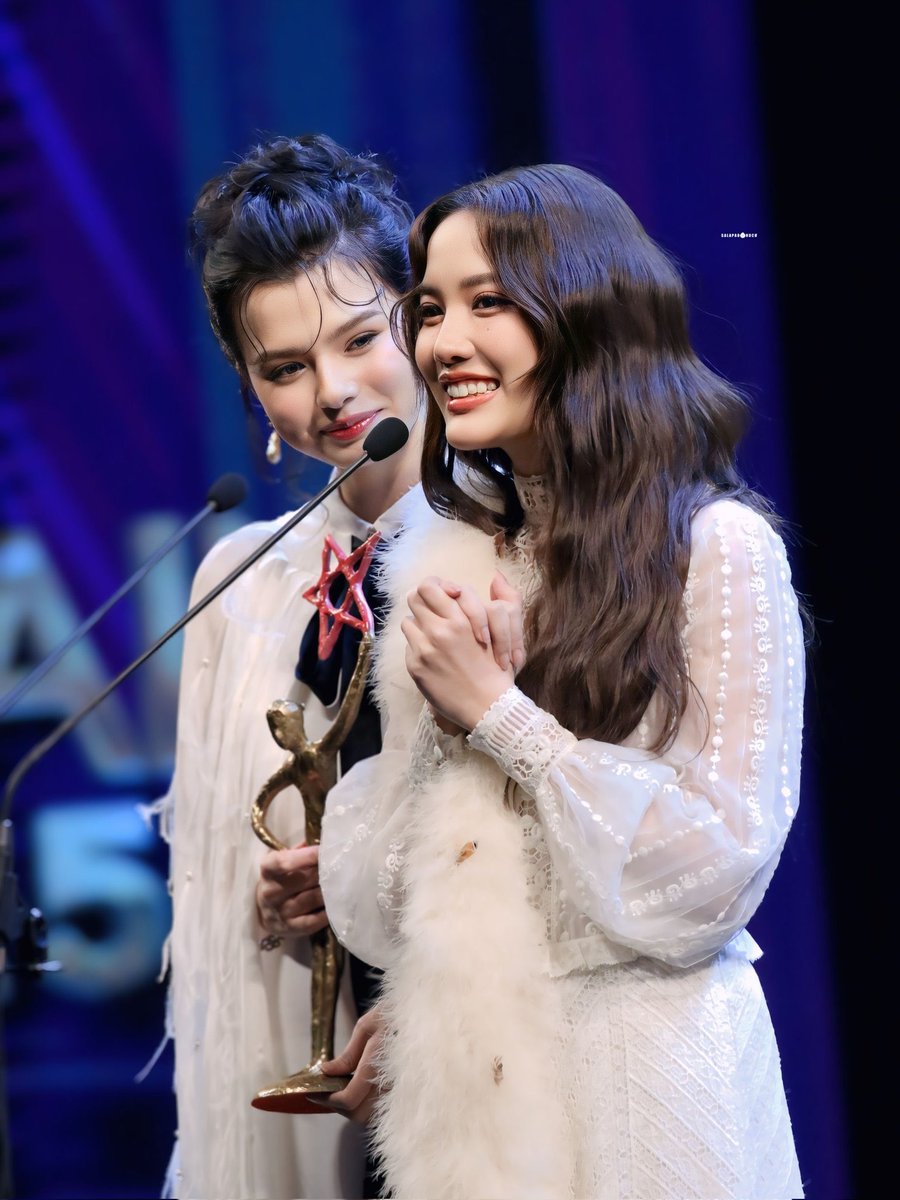 officialFBUS's tweet image. Alexa, play Proud by fellow fellow 🥹
SAROCHA REBECCA AT 9ENT 2025
#NineEntAwards25xFreenBecky
#FreenBeckyWin9EntAwards25
#ฟรีนเบค #FreenBecky