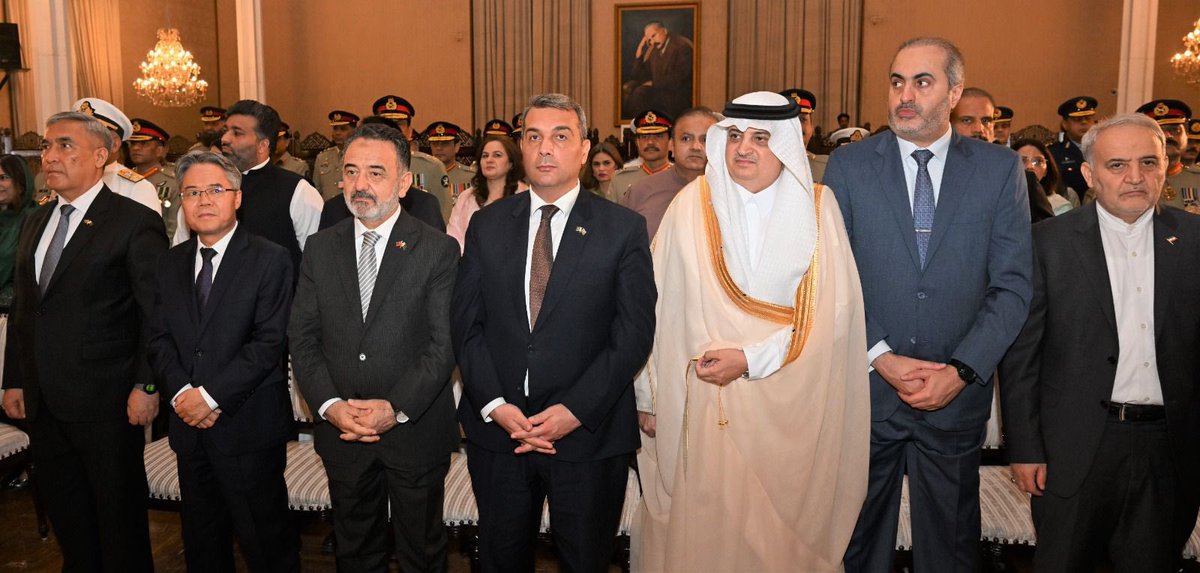 حضر سعادة السفير علي بن مبارك الخاطر حفلاً أقيم على شرف قائد الجيش الباكستاني الجنرال عاصم منير في القصر الرئاسي بمناسبة ترقيته إلى رتبة المشير، وذلك بحضور فخامة الرئيس آصف علي زرداري، ومعالي رئيس الوزراء شهباز شريف، والمسؤولين العسكريين والمدنيين، وبعض أعضاء السلك الدبلوماسي.