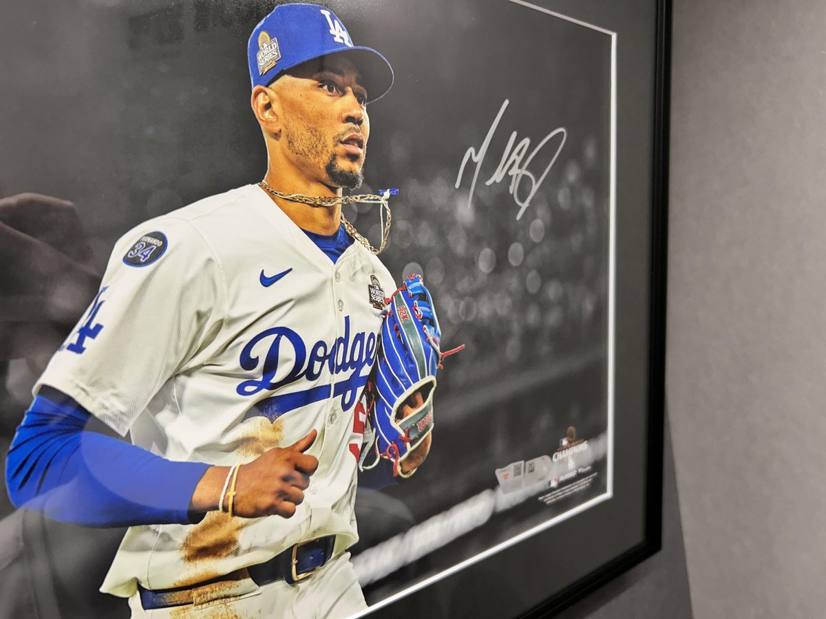 ムーキー・ベッツ 選手の直筆サイン入りフォトも販売中！⚾ 黒い背景に