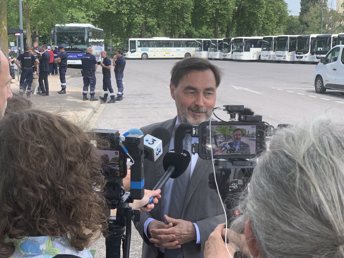 #SécuritéDuQuotidien 🚨 | Opération de lutte contre l’immigration irrégulière et clandestine en #Moselle.

👮‍♂️ Dans le cadre d’une opération de contrôles nationale, les bus et les véhicules de transport de personnes ont fait l’objet de contrôles par les forces de sécurité