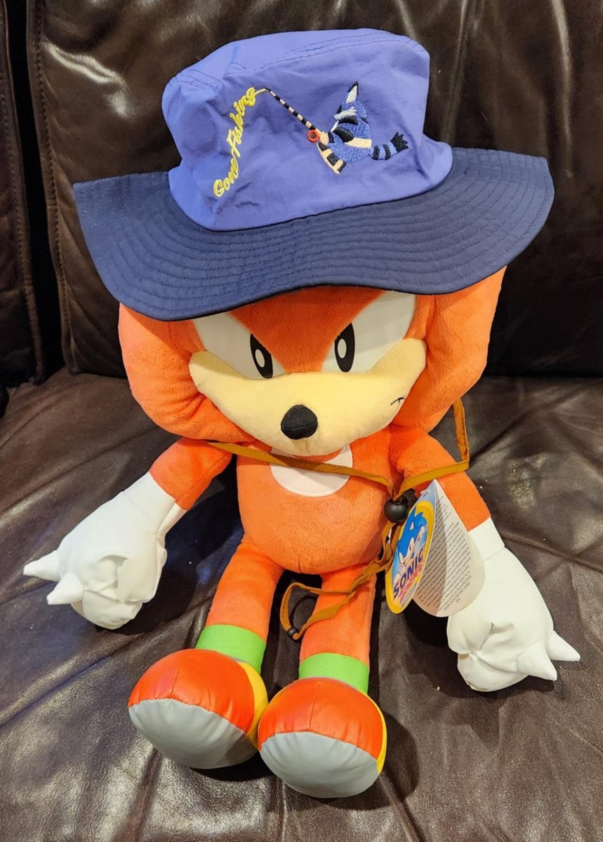 Illyria13's tweet image. It's the Big the Cat fishing hat! As modelled by Mr Knuckles here...
#SonicTheHedgehog #BigTheCat #LimitedRunGames @LimitedRunGames