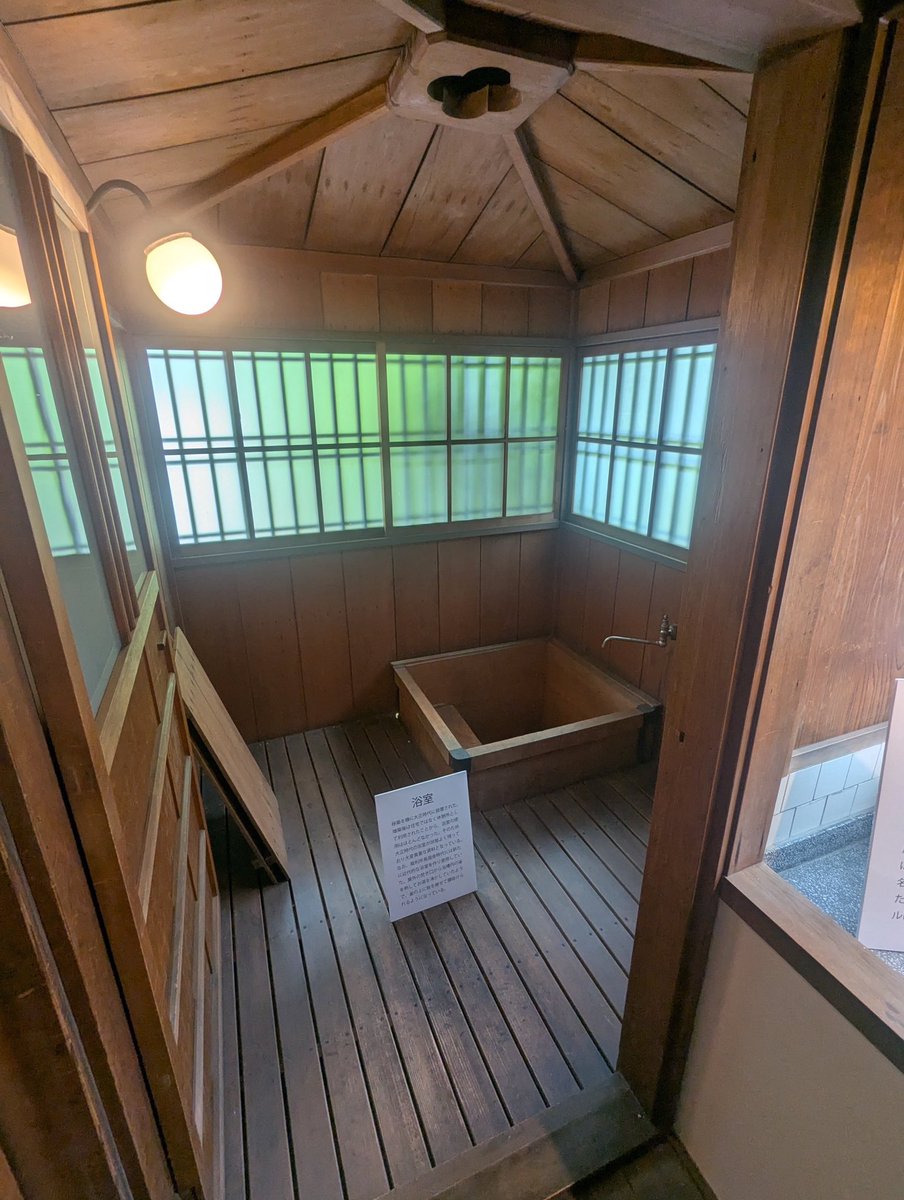 kaoboooooooo's tweet image. 下鴨神社のすぐそばに
燦然と佇む「旧三井家下鴨別邸」
檜のお風呂場がこんなに状態良く
残ってるのを初めて見た
中に入ると今でも檜の香りが。
洗面台の痰壺も洒落て見える。
水屋にお茶の釜
当時の日常生活が垣間見えるようで
楽しかった。
2階3階も見てみたい。