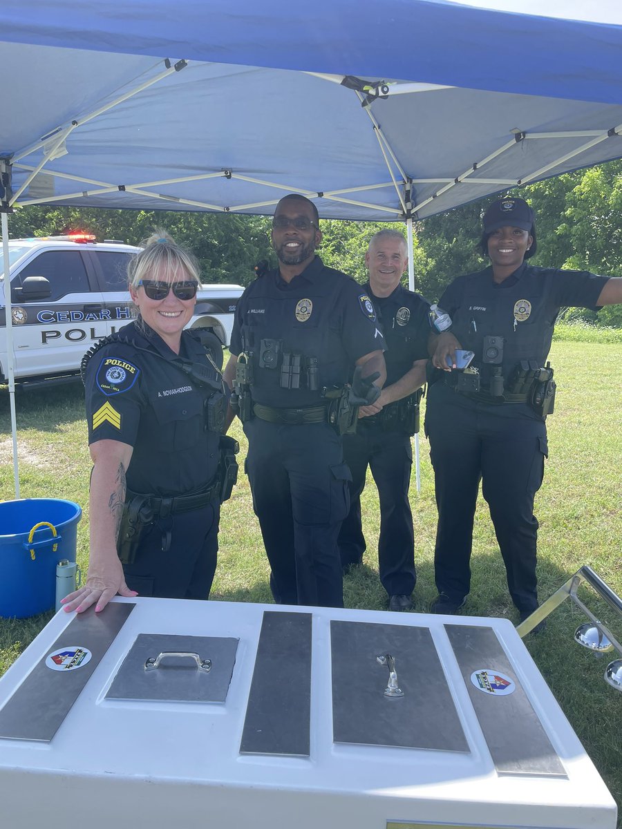 Shout out to the Cedar Hill Police Department. They handed out free ice cream to our students at dismissal on our last day of school!
#cedarhillpolice #cedarhilltx #cedarhillisd