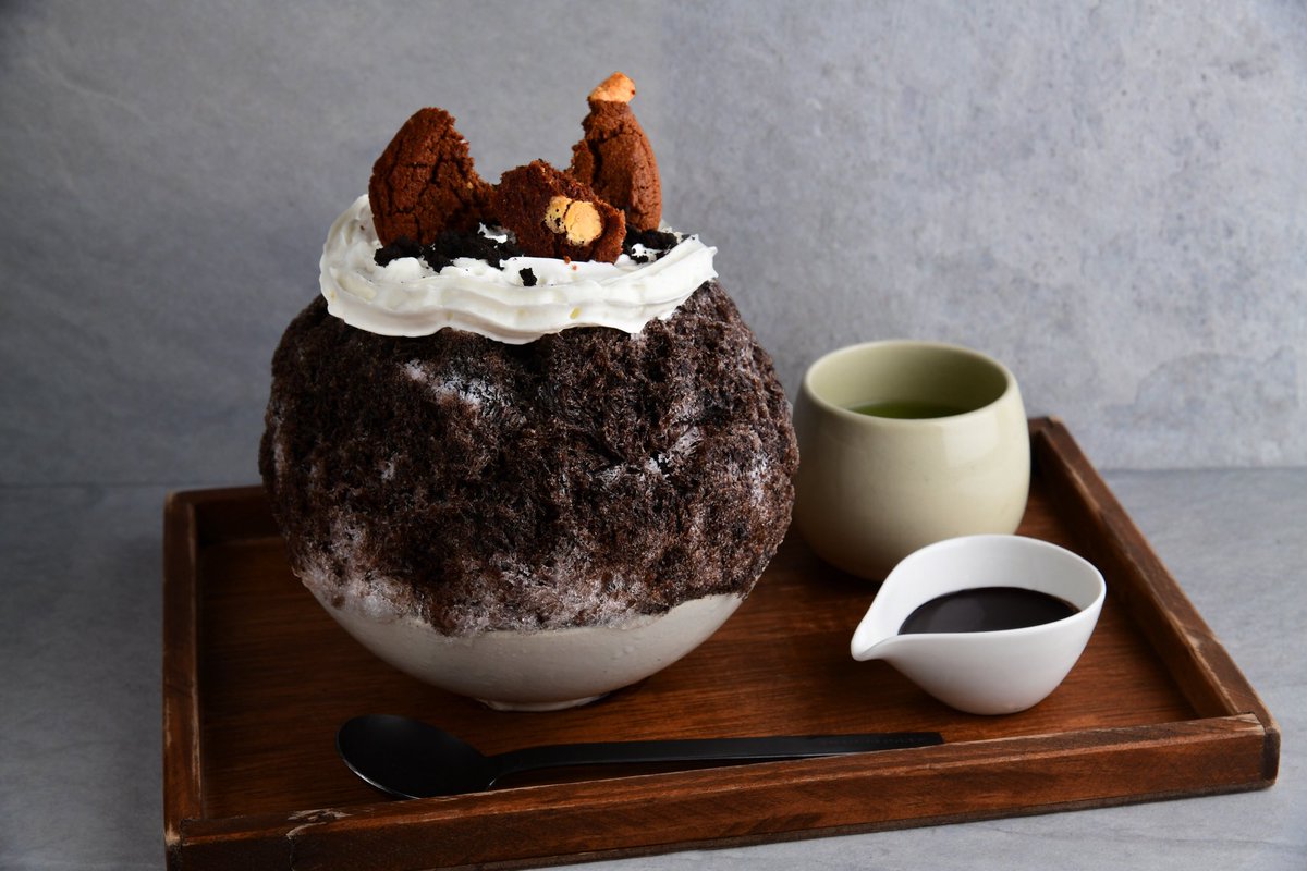 sennengion's tweet photo. 祇園店のかき氷にクッキーアンドクリームが仲間入り！
中にもクリームが入って���ので
最後まで甘さとザクザク食感が楽しめます👍
#かき氷 https://t.co/Zhf7iimEJT