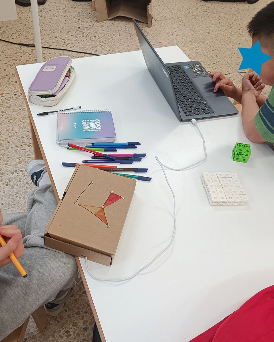 Petites capses de ritmes per a petits DJs! 🎶 😎 🤙 🎶
#extraescolars #steam #programació #videojocs #tinkering #robòtica
✨ <a href="/makeymakey/">Makey Makey</a> ✨