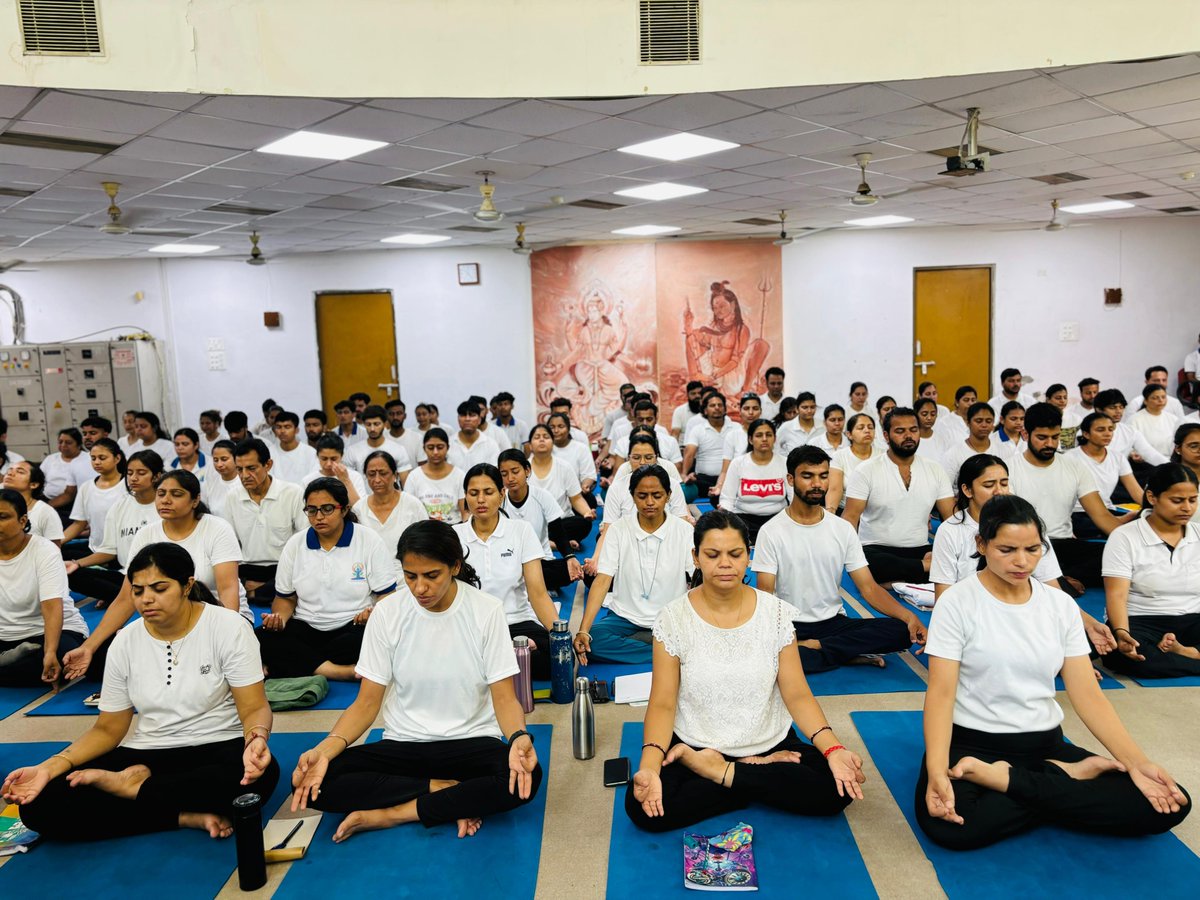 mdniy's tweet image. मोरारजी देसाई राष्ट्रीय योग संस्थान के क्रिया भवन में आज फाउंडेशन कोर्स इन योगा साइंस फॉर वैलनेस(एफसीवाईएससीडब्ल्यू) के छात्र-छात्राओं में ज्ञानवर्धन और उत्साहवर्धन के लिये एक कार्यशाला का आयोजन किया गया,
#Yoga #Ayush #MDNIY #IDY2025
@narendramodi @moayush @PIB_India @mpprataprao