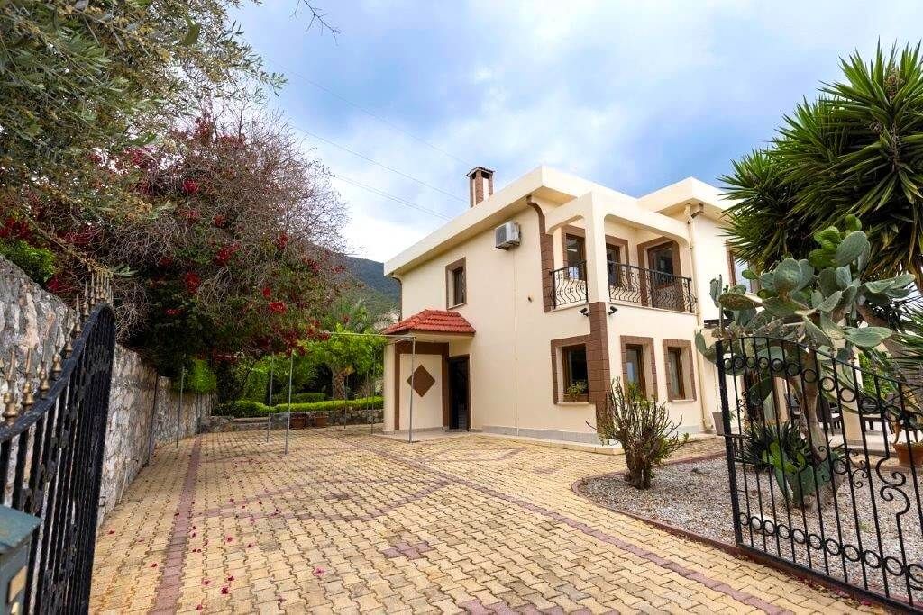 NorthCyprusInt's tweet photo. £520,000.- UNINTERRUPTED SEA VIEWS! * WALK TO BELLAPAIS ABBEY * INDIVIDUAL DEED * Vat Paid * PERFECT FAMILY HOME * Private 10m x 5m overflow POOL    https://t.co/ps8G8Shh3S https://t.co/hXyiP6IDB9