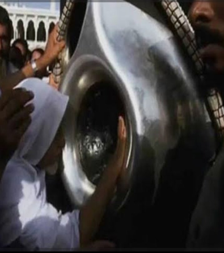 #الفرايد 
مجموعة صفات تتجسّد داخل شخصية
وهذه الصفات جميعها محبوبه ومرغوبه 
لذلك تجد صاحب هذه الصفات 
كـ الحجر الأسود الطاهر 
كلّنا نتمنى لمسه وتقبيله 
والتقرّب اليه ..