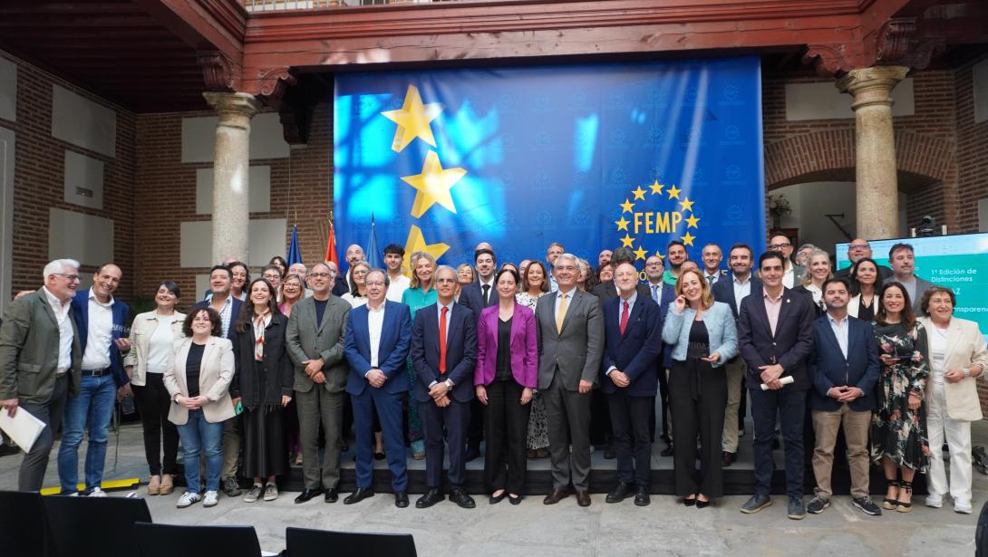 Nuestro presidente, José Luis Rodríguez, participó ayer en el acto de los🏆#PremiosAUDAZ a la transparencia local, entregando dos de los galardones a <a href="/dipusalamanca/">dipusalamanca</a> y <a href="/dipcas/">Diputació de Castelló</a>. Gracias a los organizadores, <a href="/RagaEsp/">RAGA España</a> <a href="/fempcomunica/">FEMP</a> <a href="/REDFEMP_TyP/">Red Transparencia y Participación - RED FEMP</a>, y ¡enhorabuena a todos los premiados!