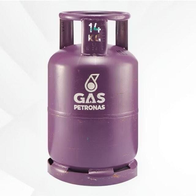 SortDaily's tweet photo. Peniaga makanan dah tak boleh pakai tong gas biasa. Kena pakai yang warna purple (untuk kegunaan komersial)
Harga dia?
RM 61.60 untuk refill 14KG gas refill. Dengar cerita dah naik RM 70
Kau bayangkan harga makanan lepas ni naik macam mana.??.📷📷 https://t.co/7vdId9sn3R