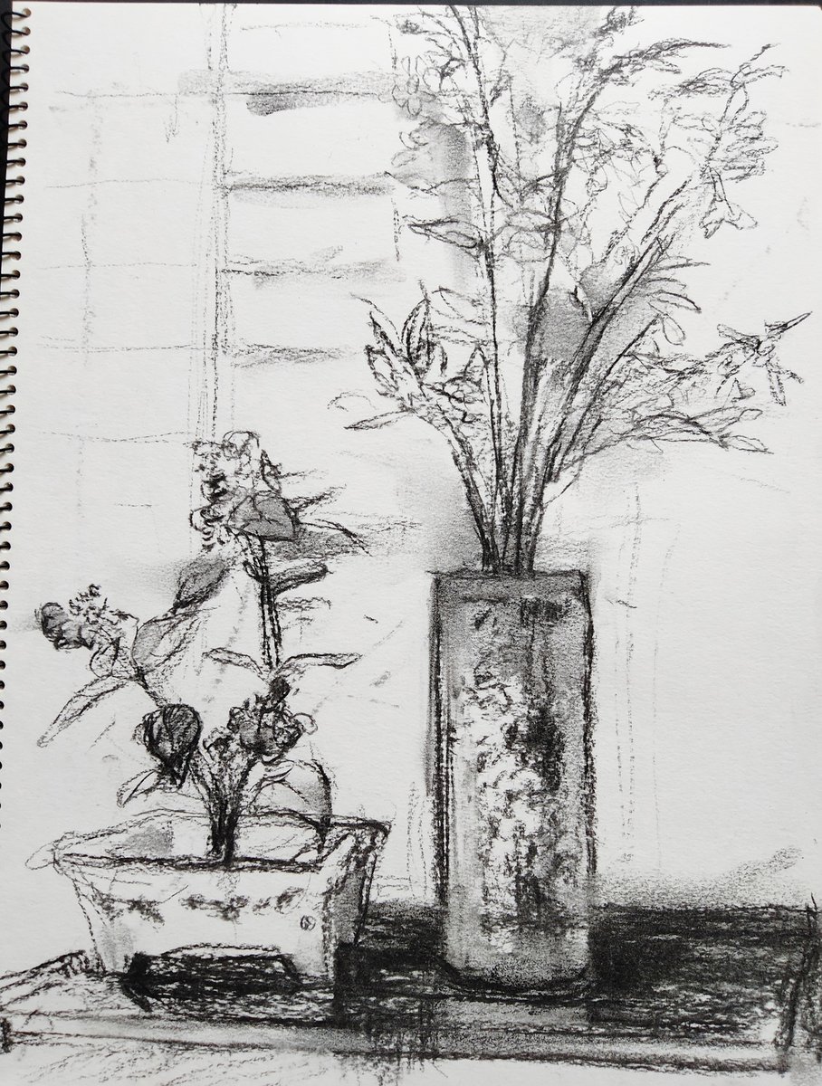 Kanagawa_bunko's tweet photo. ［今週の花］松嶺古流の先生による作品です。描ききれないほど大ぶりの黄色のソケイの隣には、青色の花器に同じく青色のヤマアジサイがあしらわれています。爽やかな雰囲気に包まれる金沢文庫玄関口。週末は本日開幕の企画展と一緒にこの生け花の作品もご覧ください。#生け花 #金沢文庫 #金沢華道会 https://t.co/9L4txQKEY4