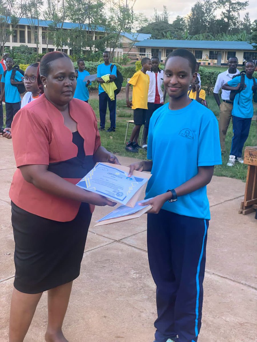GKanombe's tweet photo. Kuri uyu wagatatu tariki ya 21-05-2025 abana bakoranabushake ba IEE bakorera muri GS camp kanombe mu rwego rwo guteza imbere ururimi rw' icyongereza bateguye Debate banatanga certificates ku bana bitabiriye. Ibi byabaye k' ubufatanye n' ubuyobozi bw' ishuri. https://t.co/SsNYb3Raao