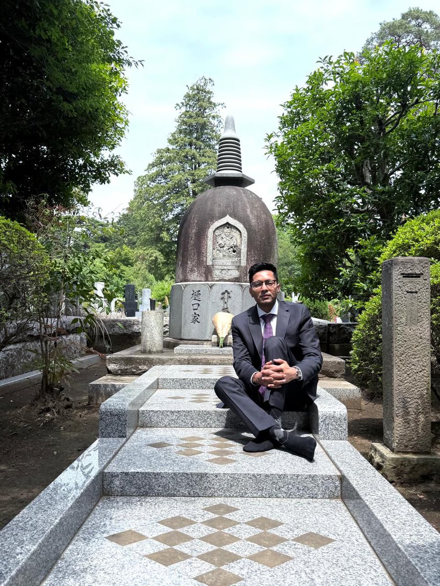 RiyazAitc's tweet image. জাপানে শ্রী @abhishekaitc, ভারতের সর্বদলীয় প্রতিনিধি দলের সদস্য হিসেবে তাঁর সফরের ব্যস্ত সময়সূচির মাঝেও টোকিওর তামা সমাধিস্থল পরিদর্শন করেন।

সেখানে তিনি দেশের বীর স্বাধীনতা সংগ্রামী  শ্রী রাসবিহারী বসুকে হৃদয়ের অন্তর থেকে বিনম্র শ্রদ্ধাজ্ঞাপন করেছেন।
#ABInJapan