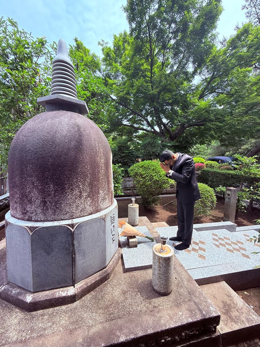 RiyazAitc's tweet image. জাপানে শ্রী @abhishekaitc, ভারতের সর্বদলীয় প্রতিনিধি দলের সদস্য হিসেবে তাঁর সফরের ব্যস্ত সময়সূচির মাঝেও টোকিওর তামা সমাধিস্থল পরিদর্শন করেন।

সেখানে তিনি দেশের বীর স্বাধীনতা সংগ্রামী  শ্রী রাসবিহারী বসুকে হৃদয়ের অন্তর থেকে বিনম্র শ্রদ্ধাজ্ঞাপন করেছেন।
#ABInJapan